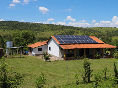 Placas solares instaladas em uma propriedade rural