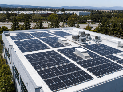 Sistema fotovoltaico instalado no telhado de uma empresa